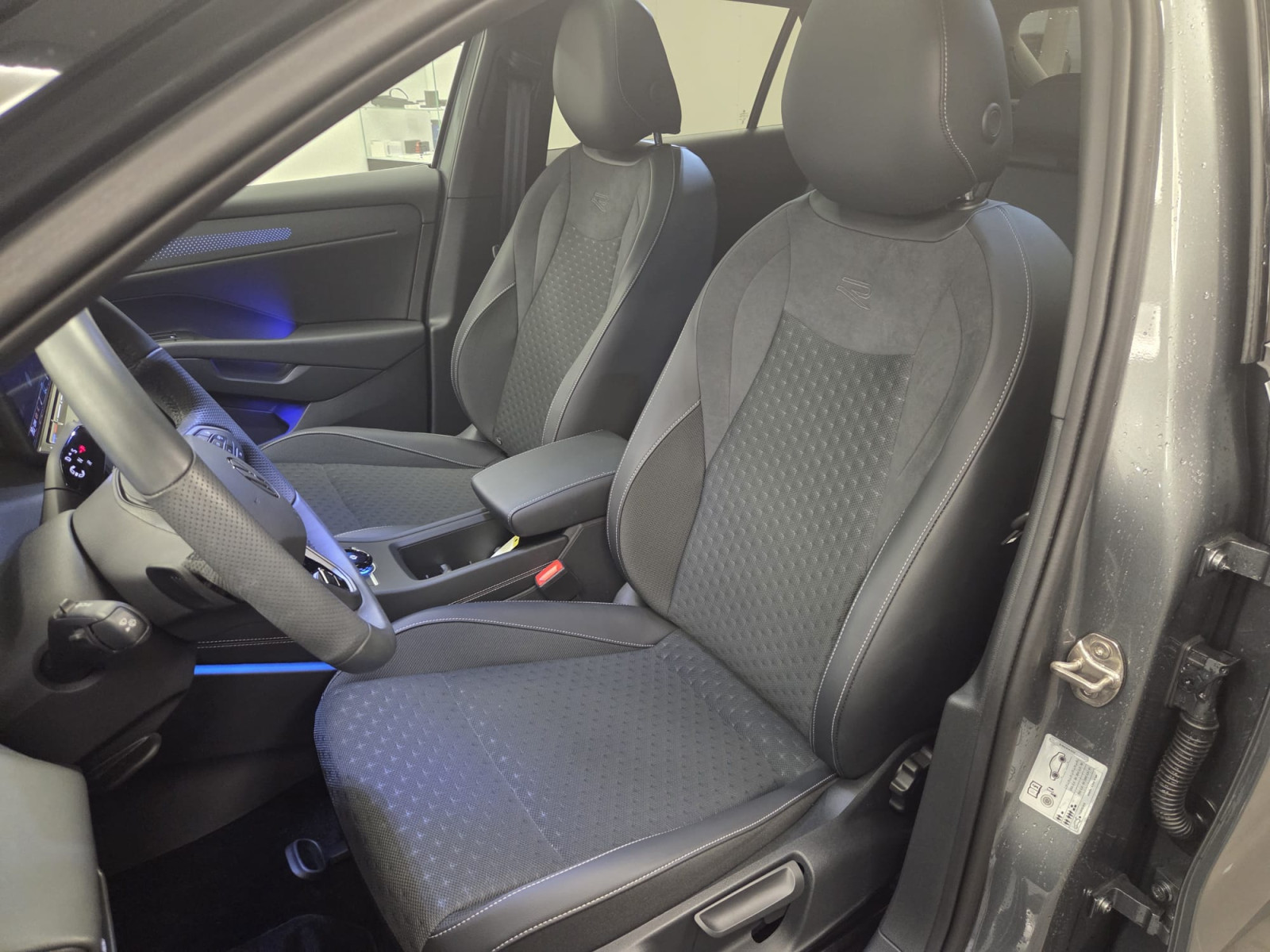 Volkswagen T-Roc T-ROC R-Line 110 eTSI DSG7 — 2