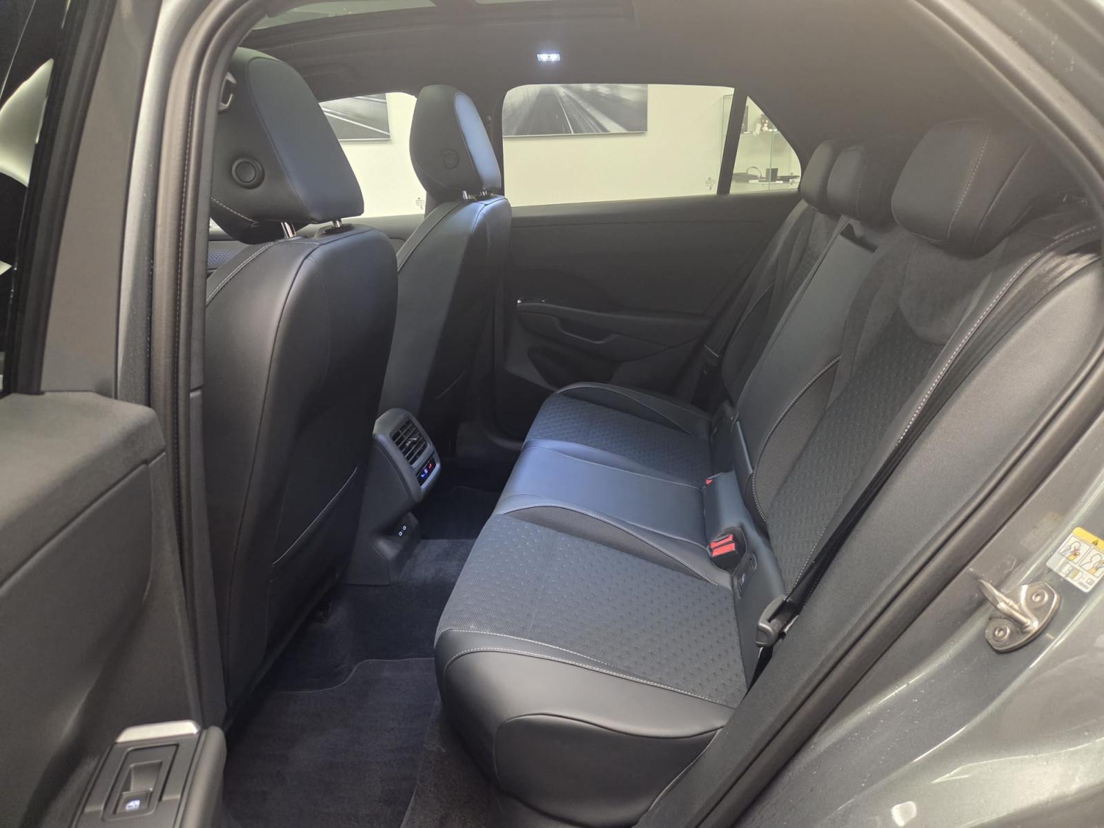 Volkswagen T-Roc T-ROC R-Line 110 eTSI DSG7 — 6